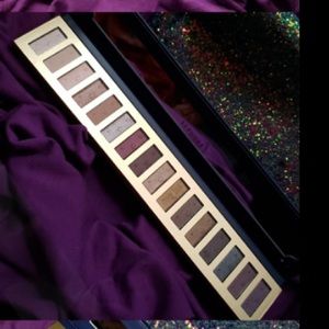 ❤️LIMITED EDITION MIDNIGHT WISHES 16 PAN PALETTE WITH EACH EMBOSSED WITH STARS❤️